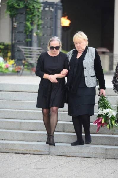 Bára Basiková v centru Prahy krotila čivavu! Nerovný boj u auta