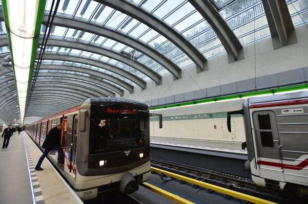 Stálo 20 miliard a hned bude mimo provoz. Nové metro čeká víkendová oprava