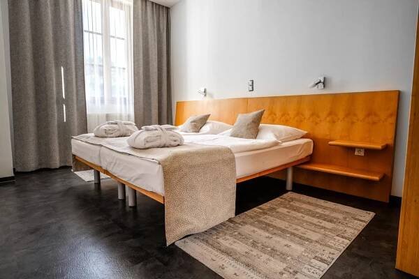 Postel nebo postele na pokoji v ubytování Hotel Galant Mikulov