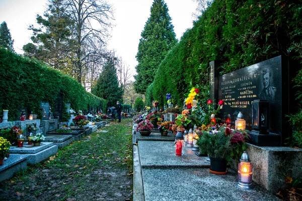 Svátek zesnulých v Ostravě. Dušičkový víkend rozzářil i největší hřbitov v kraji