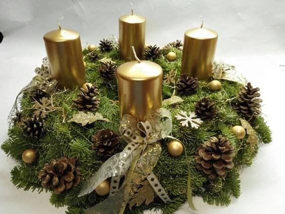 Luxusní adventní věnec se zlatými svíčkami 1