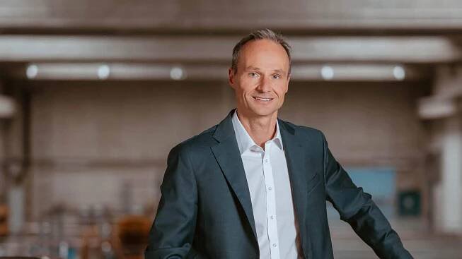 Mann in Anzug in Industrieumgebung