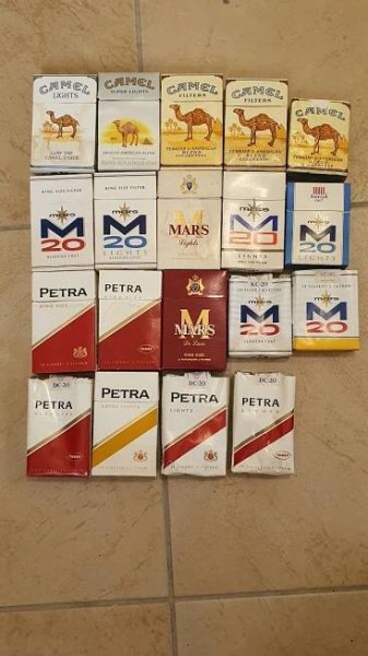 Staré krabičky od cigaret Petra, Mars, Camel