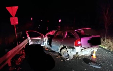 Při nárazu škodovky do betonového propustku na Strakonicku zemřel řidič