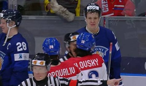Finský hokejista Kasper Halttunen dělá posměšné výrazy směrem k Matyáši...