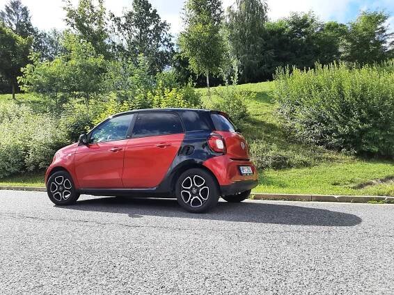 Městský prcek, který nezklame ani milovníka sporťáků. V čem Smart ForFour překoná Citigo a Aygo?