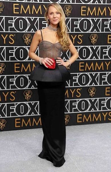 LOS ANGELES, CALIFORNIA - JANUARY 15: Juno Temple attends the 75th Primetime Emmy Awards at Peacock Theater on January 15, 2024 in Los Angeles, California.