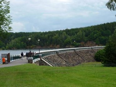 Hráz mostišťské přehrady - příjezd od Nemocnice sv. Zdislavy Mostiště.