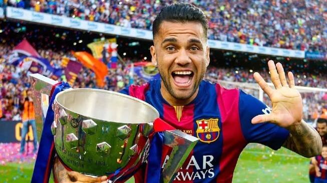 Dani Alves má sedět ve vězení, přesto si užívá na svobodě. Za mříže se navíc jen tak nevrátí. Jak je to možné?