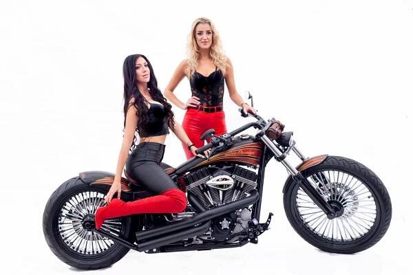 FOTO: Adrenalin na motofestivalu. Kaskadérské kousky zachytil fotograf z Brna