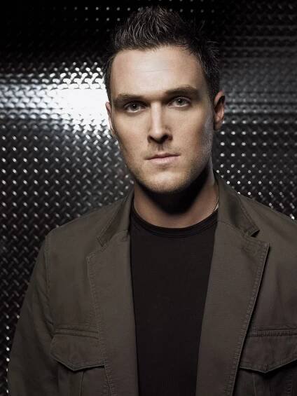 Devět rukojmí - Promo - Owain Yeoman