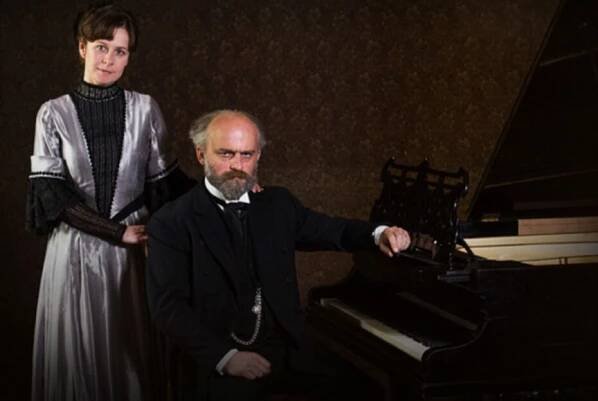 Hynek Čermák a Petra Špalková v životopisném filmu o Antonínu Dvořákovi s názvem Americké dopisy.