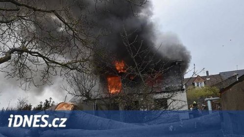 Dům na Kladensku zapálil žhavý popel. Škoda je pět milionů korun - iDNES.cz