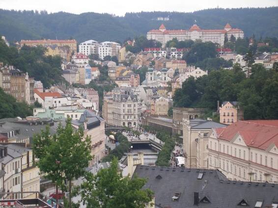 Karlovy Vary - pohled od hotelu Thermal | iROZHLAS - spolehlivé zprávy