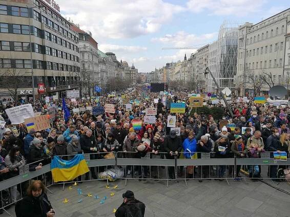 Z demonstrace Stojíme za Ukrajinou v neděli 27. února 2022 na Václavském náměstí v Praze.