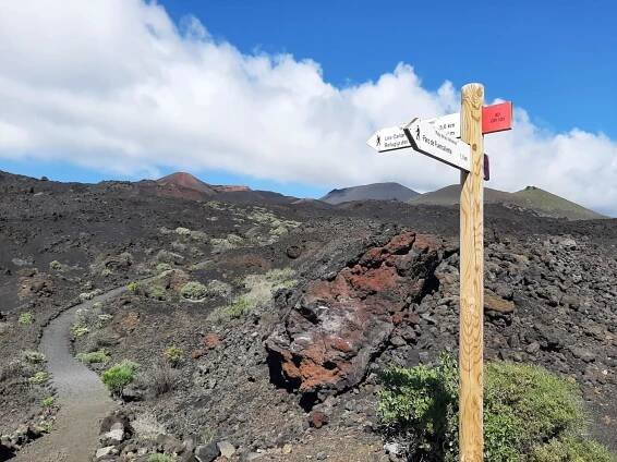 Vulkány San Antonio a Tenequía na samém jihu ostrova. Ruta de los Volcanes, GR 131, La Palma, Kanárské ostrovy