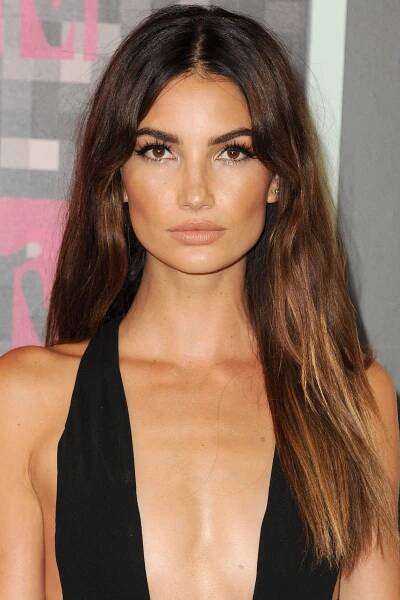 Lily Emily Ratajkowski Hair Blonde, Chocolate Brown Hair Hailey Bieber, Emily Ratajkowski Hair Curtain Bangs, Emily Ratajkowski Makeup Smokey Eye, Adriana Lima Light Brown Hair, Haute Hair, Fresh Hair, Auburn Hair, Beautiful Long Hair