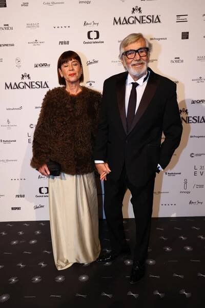 FOTO: Jiří Bartoška s manželkou Andreou. – stránka 228