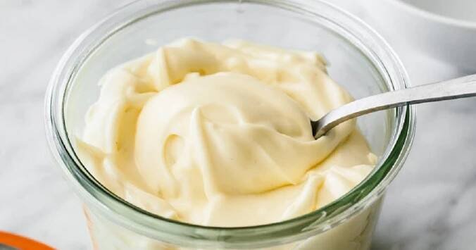 Recept na tuto hustou domácí majonézu jsem našla na internetu a je naprosto boží – chuťově jsem lepší nikdy nejedla
