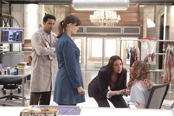 Pej Vahdat, Emily Deschanel, Michelle Gardner - Sběratelé kostí - Znamení v tichu - Z filmu