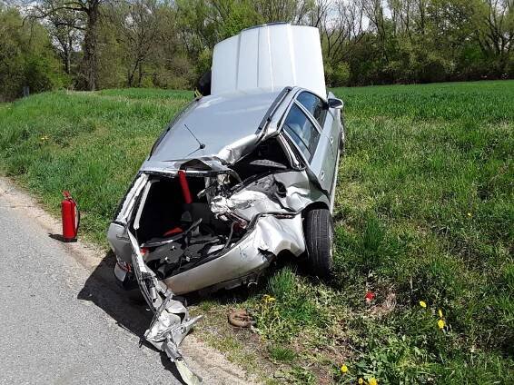 FOTO: Na přejezdu v Kralicích nad Oslavou vjelo auto pod vlak. Řidič je zraněný