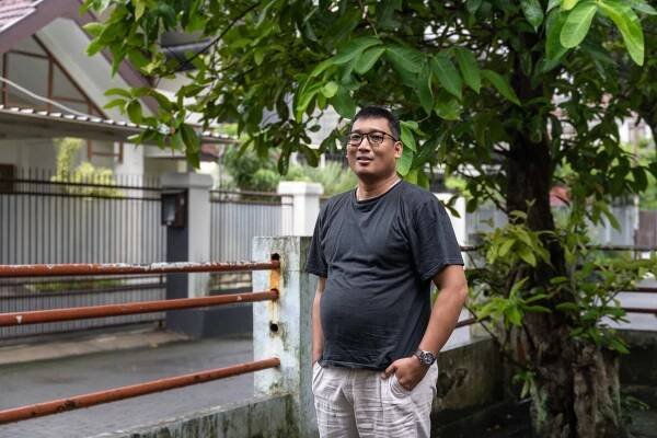 Om Hao di depan kantor Kisah Tanah Jawa_ Photo by_ Alfian Widi.jpg