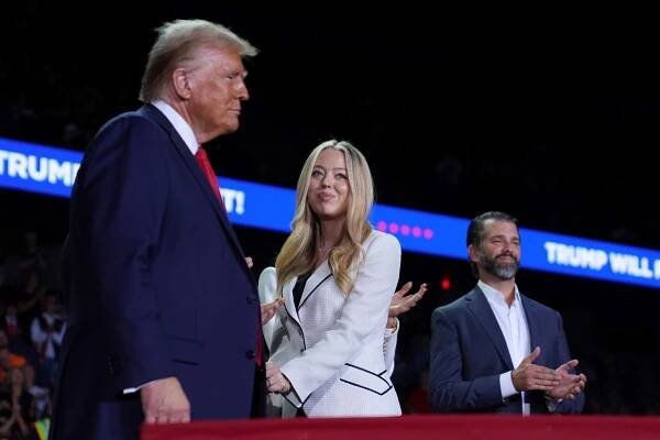 Tiffany Trumpová, dcera Donalda Trumpa, během finále kampaně v Grand Rapids (5.11.2024)