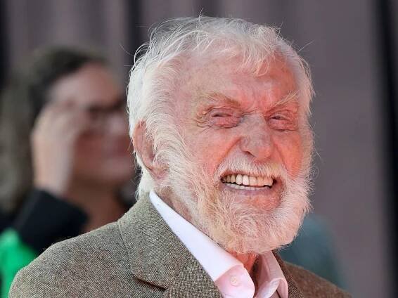Dick Van Dyke, 98, appears in family photo spanning three generations with famous son and grandson