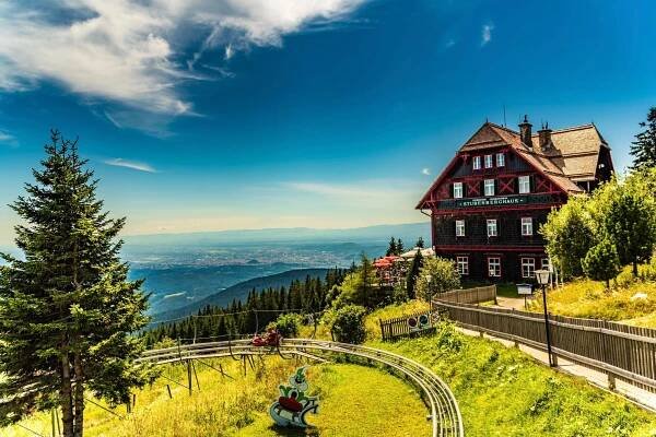 Horský Schoeckl, Štýrsko, Rakousko srub a restaurace s názvem Stubenberghaus na vrcholu horského schockl u Graz v létě — Stock obrázek