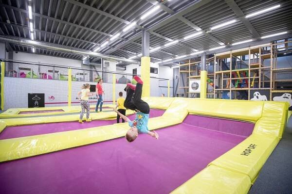 Kdo neskáče, není Čech! V Ostravě se otevřelo obří trampolínové centrum