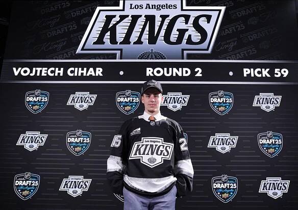 Karlovarský talent míří do NHL. Čihaře si ve druhém kole vybralo Los Angeles