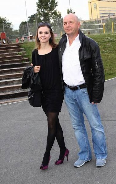 Vráťa z Ulice poznal svou první ženu na toaletě a hned ji požádal o ruku. Manželství vydrželo 13 let