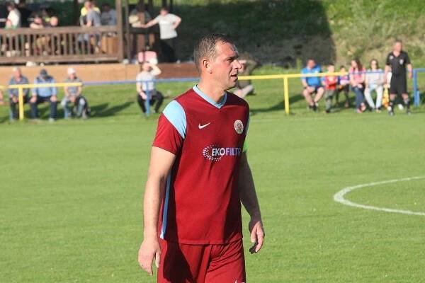 Fotbalisté Horního Němčí (modré dresy) v semifinále poháru OFS Uherské Hradiště porazili Bánov 4:1.