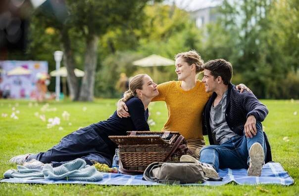 In aller Freundschaft - Die jungen Ärzte - (K)ein Morgen - Z filmu - Mirka Pigulla, Juliane Fisch, Philipp Danne