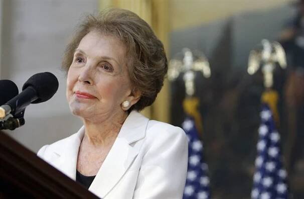 Nancy Reaganová, někdejší první dáma USA, zemřela. Bylo jí 94 let