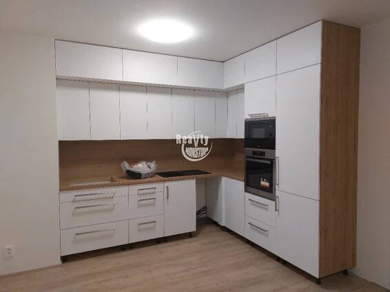 Nabízíme pronájem zánovního zděného bytu 2+kk s balkónem a parkovacím stáním u centra Jihlavy