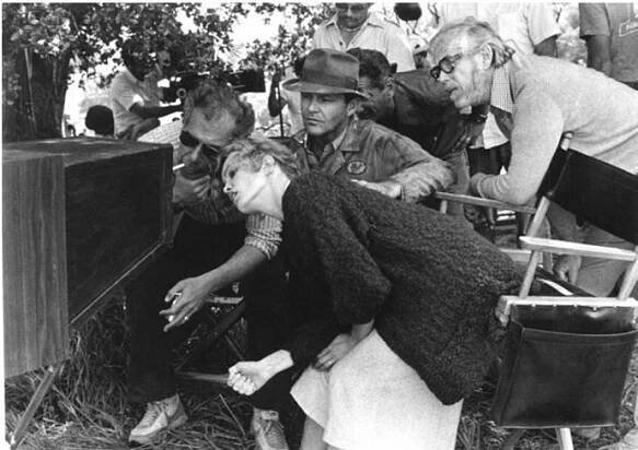 FOTO: Režisér Bob Rafelson s Nicholsonem a Jessicou Lange. – stránka 13