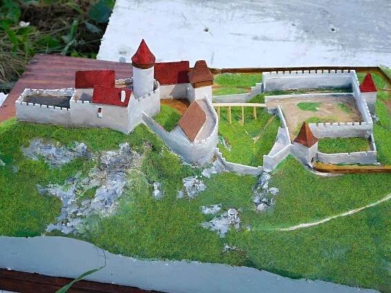 Sádrový model hradu Lúčka nad Dolními Loučkami, podle něhož vzniká příslušná betonová miniatura.