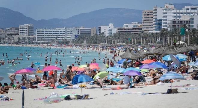 Drsné restrikce v dovolenkových rájích: Mallorca a Ibiza omezí alkohol na veřejnosti, hrozí tučné pokuty!