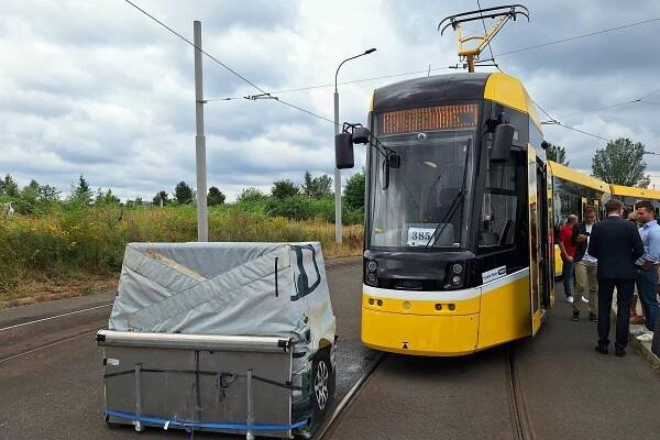 V Plzni se předvedla chytrá tramvaj. Antikolizní systém komunikuje s okolím a předchází nehodám