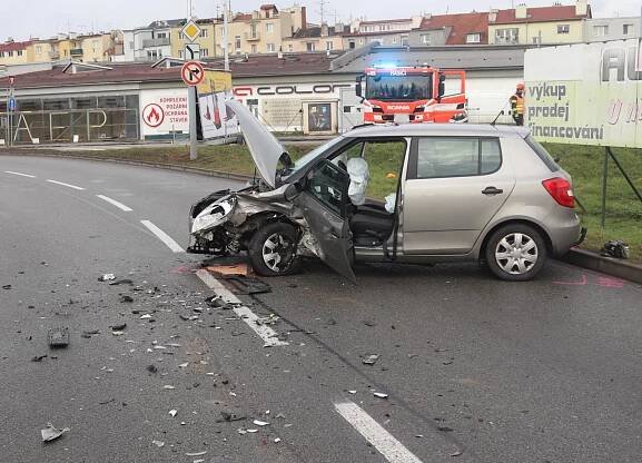 Opilý šofér několikrát boural, zběsilou jízdu městem ukončil čelní střet