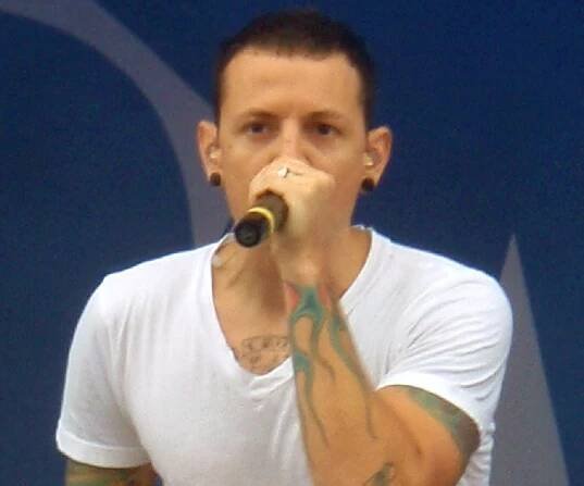 Chester Bennington Biography - Facts, Childhood, Family, Achievements & Death