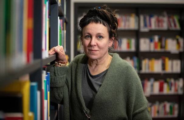 Olga Tokarczuková znovu vypráví. Vltavské reprízy i premiéry podle knih polské nobelistky | Program