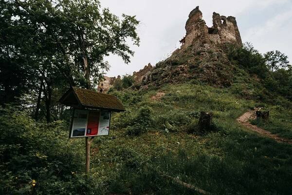 Hradu Šášov navracajú život, vybudovali letnú čitáreň aj miesto na oddych | Srdcovky