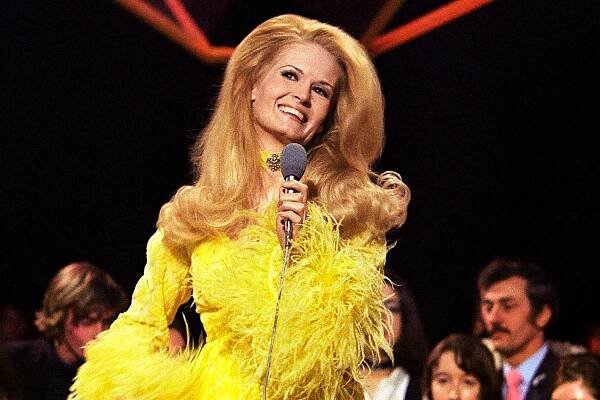 UNSPECIFIED - JANUARY 01: Photo of Lynn ANDERSON (Photo by Ron Howard/Redferns)