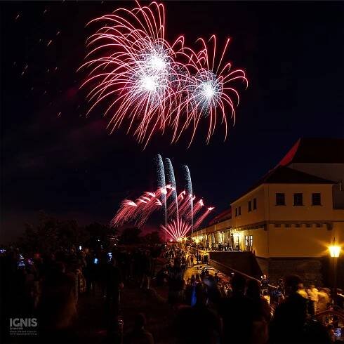 Střet Švédů s Brňany na nebi nad Špilberkem. V Brně začal festival ohňostrojů