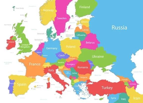 Evropa s částmi Asie, pestrobarevná podrobná mapa, jednotlivé státy a ostrovy a moře se jmény, na bílém pozadí vektoru — Ilustrace