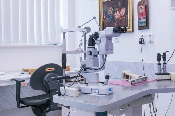 Do zavedené kliniky v Praze 13 hledáme lékaře s atestací i bez atestace v oboru oftalmologie - Mladí lékaři