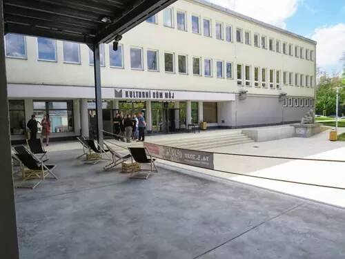Venkovní divadelní scéna u Kulturního domu Máj v Pelhřimově