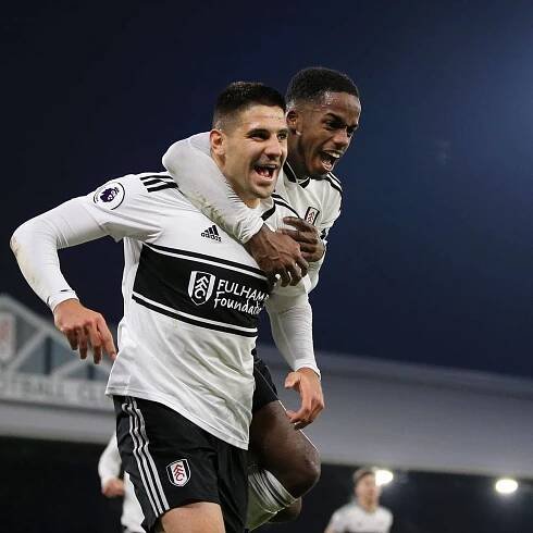 Pemain Fulham Fc Membawa Wallpaper